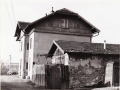 Žst. Strupčice 1984 - kůlna a hl. budova od východu